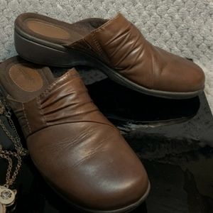 Clarks Artisan Brown Leather Round Toe Mules